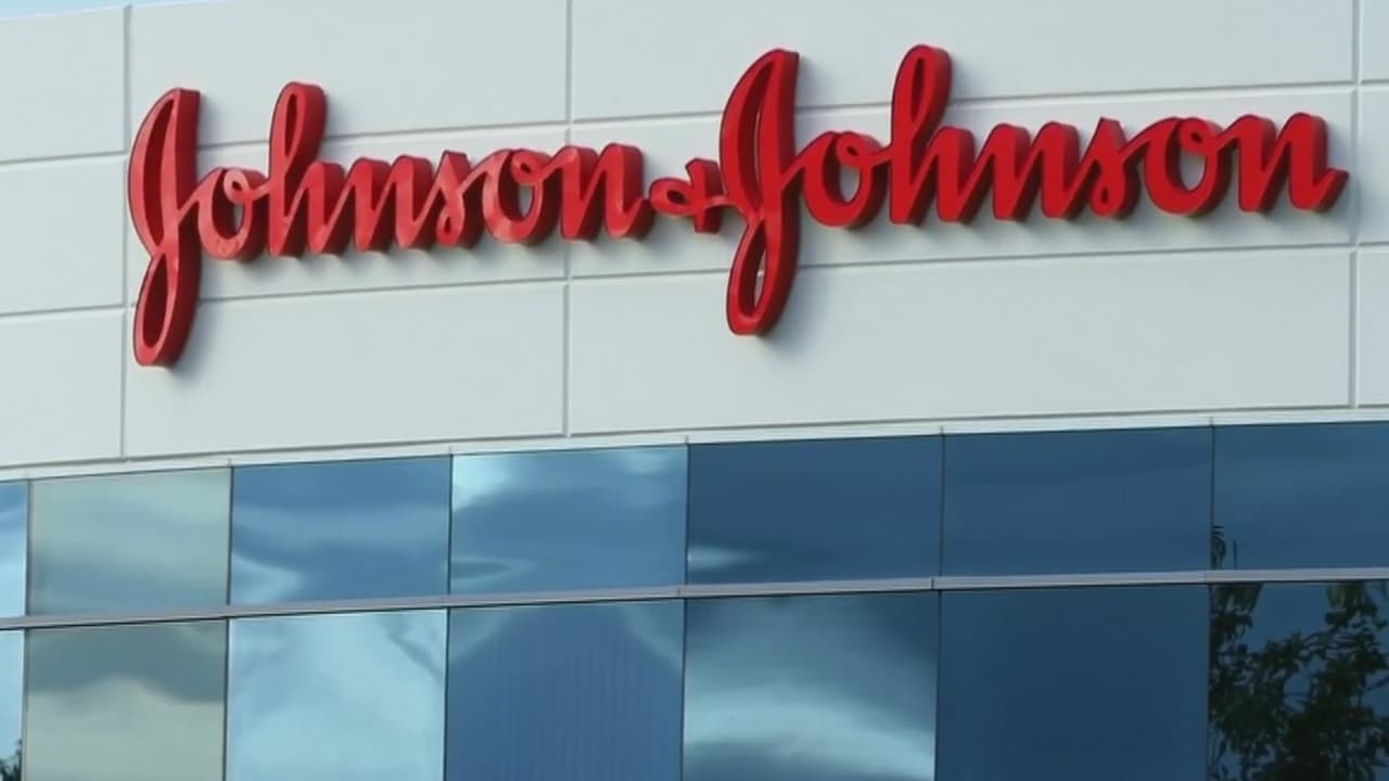 Jurado ordena a Johnson & Johnson pagar millonaria indemnización a hombre que le crecieron los pechos tras usar un fármaco