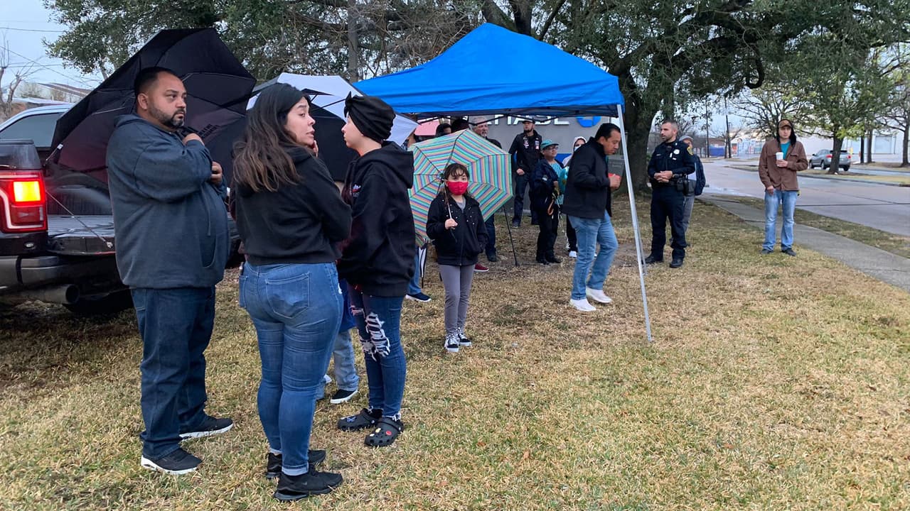 "Este es un dolor que no se lo deseo a nadie, mi niña era mi todo, mi mejor amiga, yo no tenía amigas por dedicarme a mis hijos, a mi trabajo, a mi esposo, me duele mucho", dijo Gwen Álvarez, madre de Arlene, en una 
<a href="https://www.univision.com/local/houston-kxln/arlene-alvarez-baleada-tony-d-earls-robo-houston-fianza" target="_blank">conferencia de prensa</a> este miércoles.