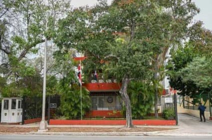  Costa Rica cerró hoy su embajada en Cuba y pidió que se fueran sus diplomáticos. 