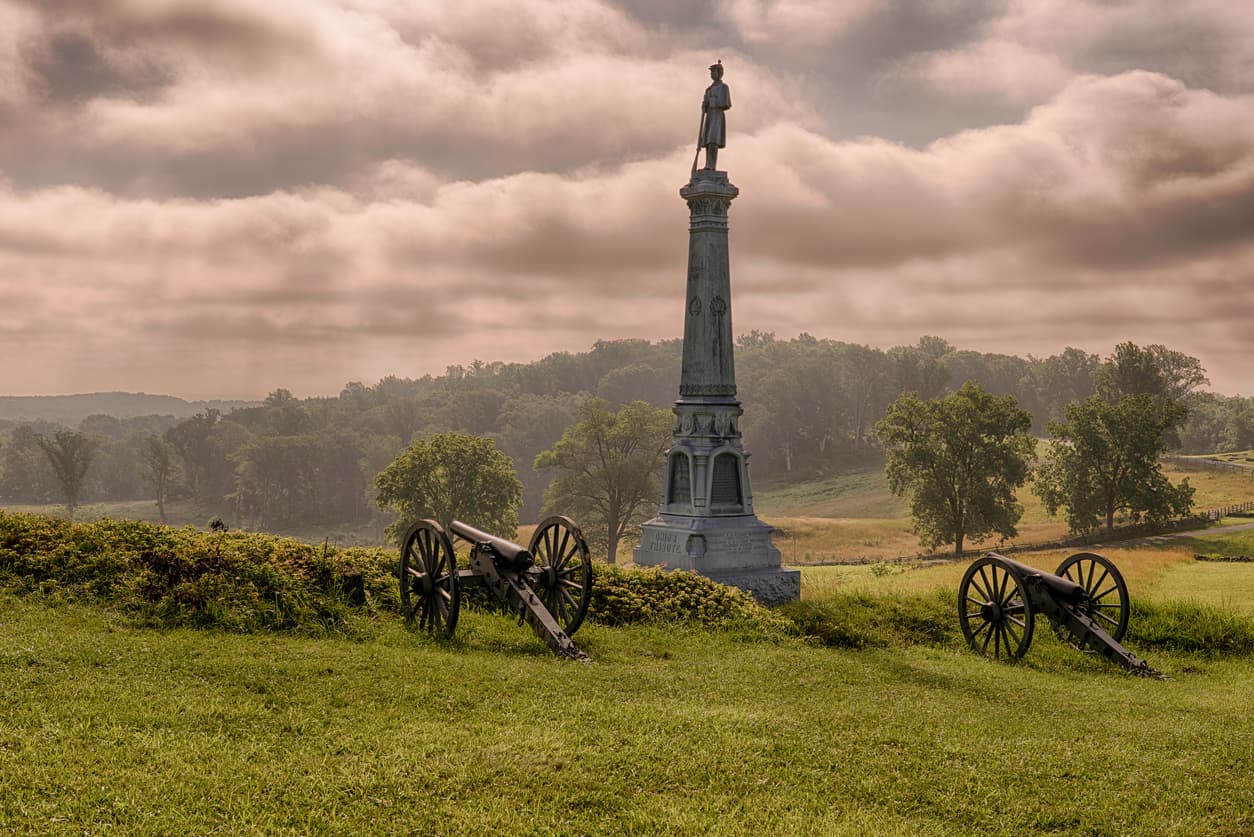 <b>18. Gettysburg, Pennsylvania:</b> Gettysburg es un destino económico con grandes posibilidades, ya que se presta tanto para un fin de semana romántico en pareja como para unas vacaciones educativas en familia. Esta pequeña ciudad en el sur de Pennsylvania tiene increíbles atracciones históricas, además de pequeños negocios familiares, comercios y restaurantes con comida local. Gettysburg es el lugar perfecto para profundizar y repasar pasajes de la Guerra Civil estadounidense, ya que alberga el Parque Militar Nacional de Gettysburg, en donde se produjo la batalla más sangrienta de la guerra. Visitas imperdibles dentro del parque son la Jennie Wade House y el Museo Shriver House. También se puede ver el Sitio Histórico Nacional de Eisenhower, que sirviera de retiro vacacional al 34 presidente de EEUU y su esposa, o hacer fotos en el puente cubierto de Sachs.