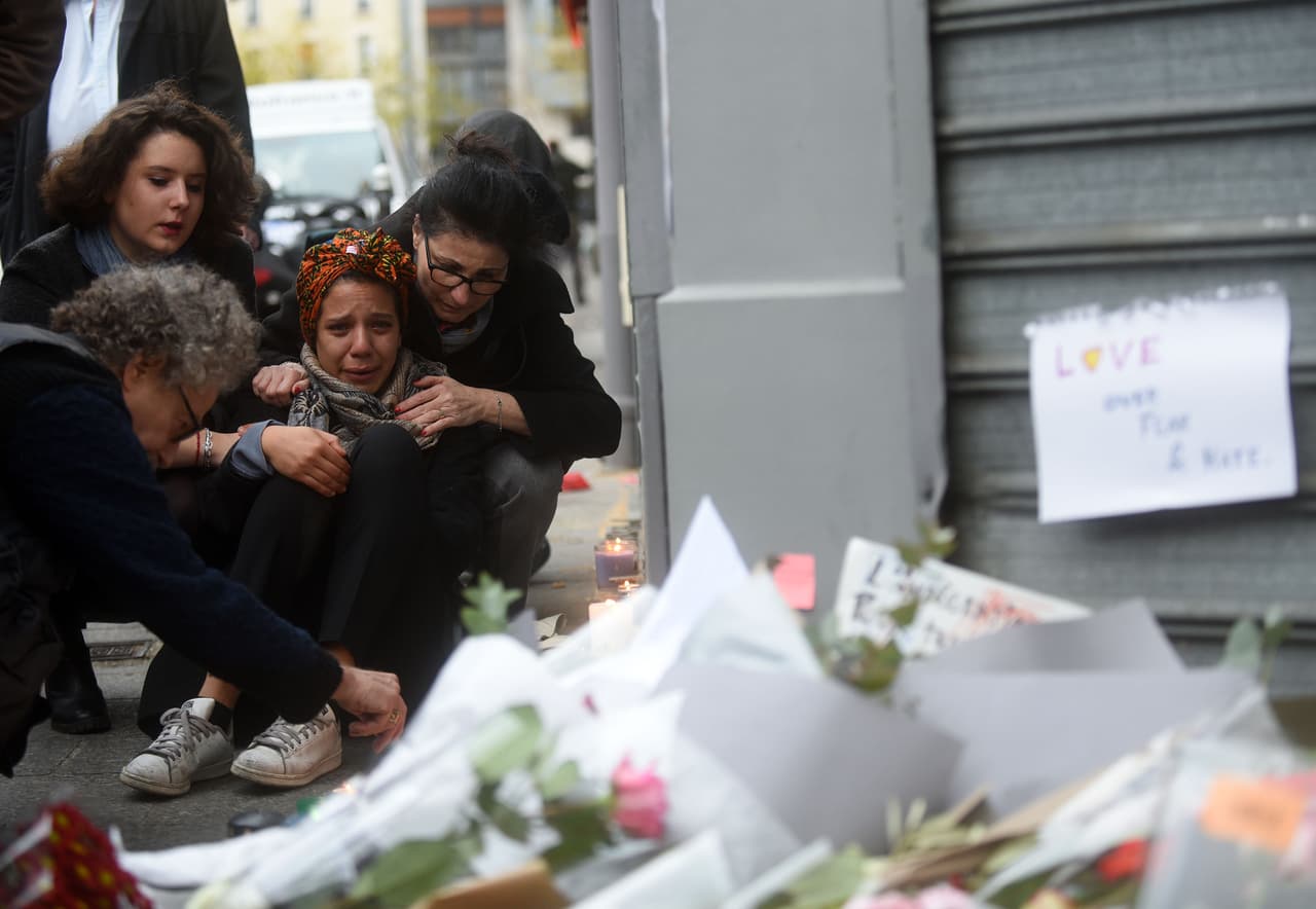 Previamente, el presidente Francois Hollande ya había señalado a ISIS lcomo responsable y prometió que "será implacable con los bárbaros del grupo Estado islámico" y que "actuará por todos los medios, en cualquier lugar, dentro o fuera del país".