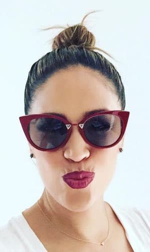 También se divierte combinando el tono de sus labios con sus gafas. Sin mucho maquillaje puedes resaltar tu rostro.