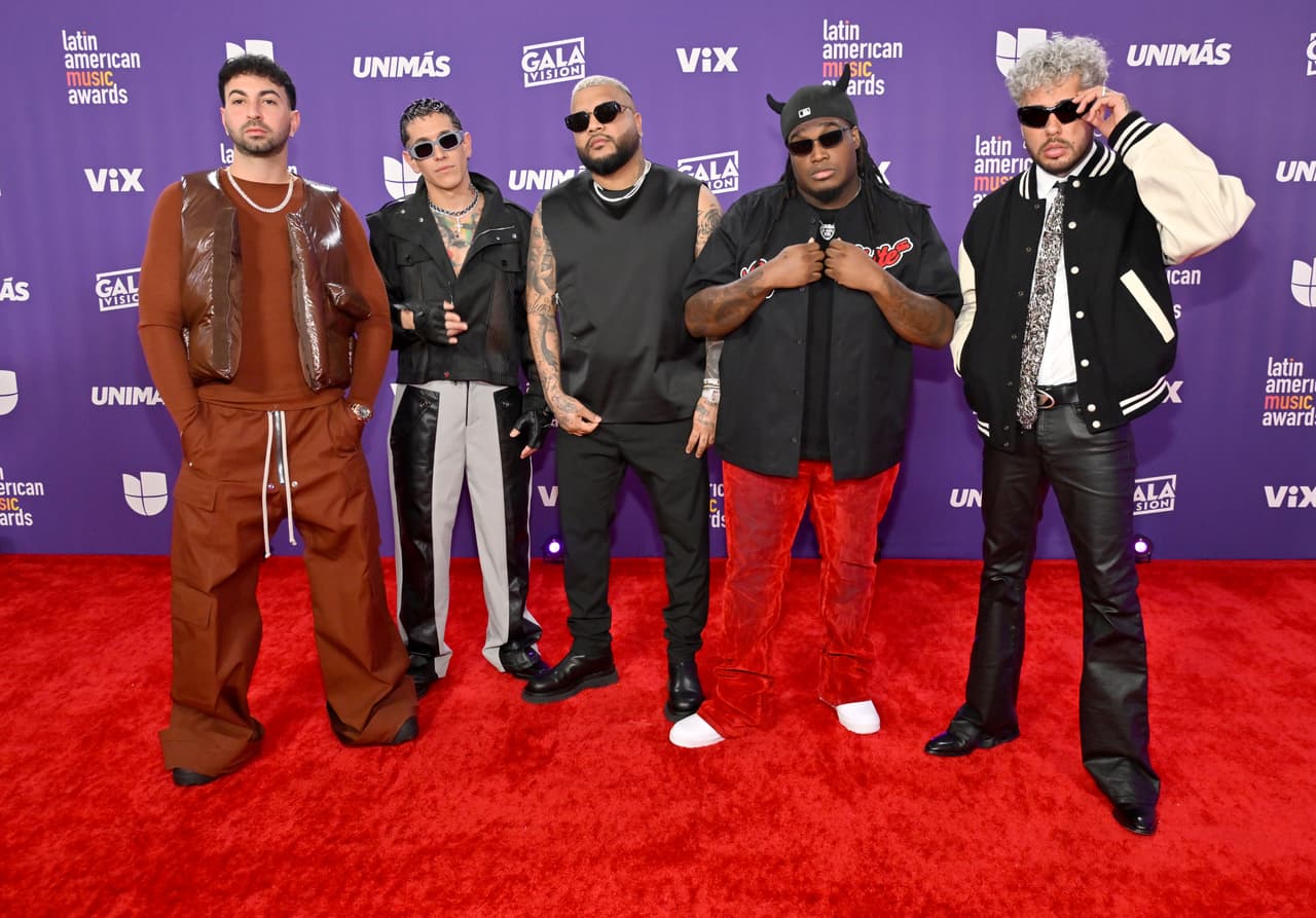 Justin Quiles, Lenny Tavárez, Dímelo Flow, Sech y Dalex desfilaron por la pasarela de los Latin American Music Awards 2024 con un atuendo desenfadado.