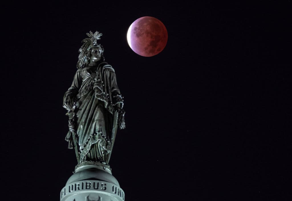 Pero se espera que haya un eclipse total más largo el año siguiente, en 2022. Así vio la luna detrás de la Estatua de la Libertad del Capitol Hill, en Washington DC.