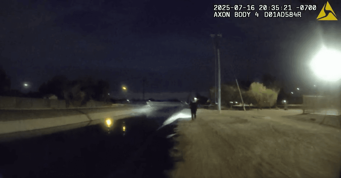 Entonces, los agentes que se desplegaron en el sitio comenzaron a 
<b>buscarlo en el agua</b>.