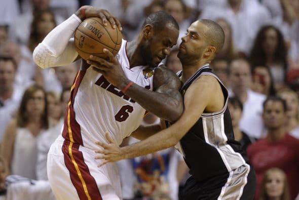 Habrá séptimo juego entre los Spurs y los Heat (30 fotos) ¡Locura total! Un juego electrizante, inolvidable, donde ambos equipos dieron una demostración inolvidable en el American Airlines Arena, manteniendo en vilo a los fanáticos en San Antonio y en Miami, primero durante los 48 minutos regulares y después en los 5 minutos de OT. .Tim Duncan, con una clásica demostración durante todo el partido, anotó más tantos en la primera mitad que la combinación de los 3 de Miami, Wade-James-Bosh 25/21, facilitando que los Spurs dominaran al Heat hasta comenzar el cuarto período, cuando Miami llevo a cabo un cambio de jugadores. Cuando solo faltaban 5 segundos para coronarse campeones los San Antonio Spurs, el incomparable Ray Allen empató el partido con un tiro de 3 puntos, forzando el OT. Con 1:43 en el reloj, LeBron James (triple/doble, 32 puntos, 11 asistencias y 10 rebotes) encaramó al Heat 101-100, y al concluir el OT, de nuevo Allen realizó una formidable jugada defensiva, dando dos puntos más al Heat, que terminó, a pesar de los umpires y para desconcierto de los comentaristas que daban el cetro a San Antonio, 103-101 sobre los Spurs. .