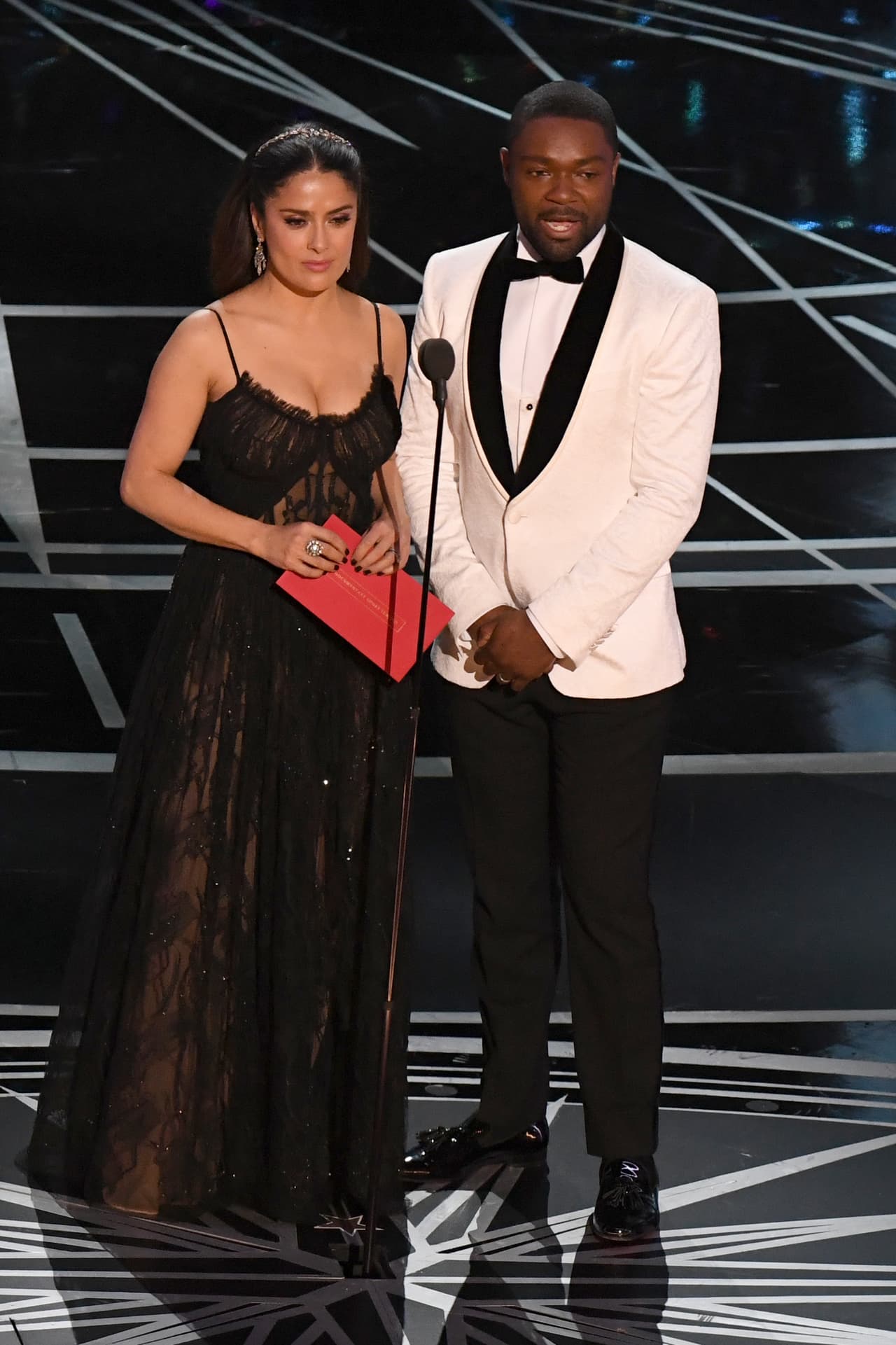 US-Mexican actress Salma Hayek (L) and British actor David Oyelowo present on stage the award for Best Documentary Short Subject at the 89th Oscars on February 26, 2017 in Hollywood, California. / AFP / Mark RALSTON (Photo credit should read MARK RALSTON/AFP/Getty Images)