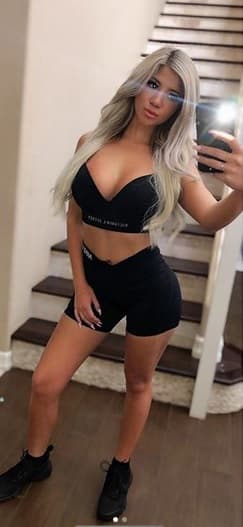 En su 
<b><a href="https://www.instagram.com/esmeralda_merlot/?utm_source=ig_embed" target="_blank">cuenta de Instagram</a></b>, González se describía como una estudiante universitaria y modelo. En su 
<b><a href="https://www.facebook.com/esmeralda.gonzalez.9484" target="_blank">perfil de Facebook</a></b> señala que era del estado mexicano Michoacán.