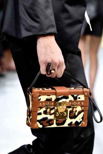 Sofisticación es la palabra exacta para describir este bolso. La colección presentó bolsas cuadradas y elegantes.