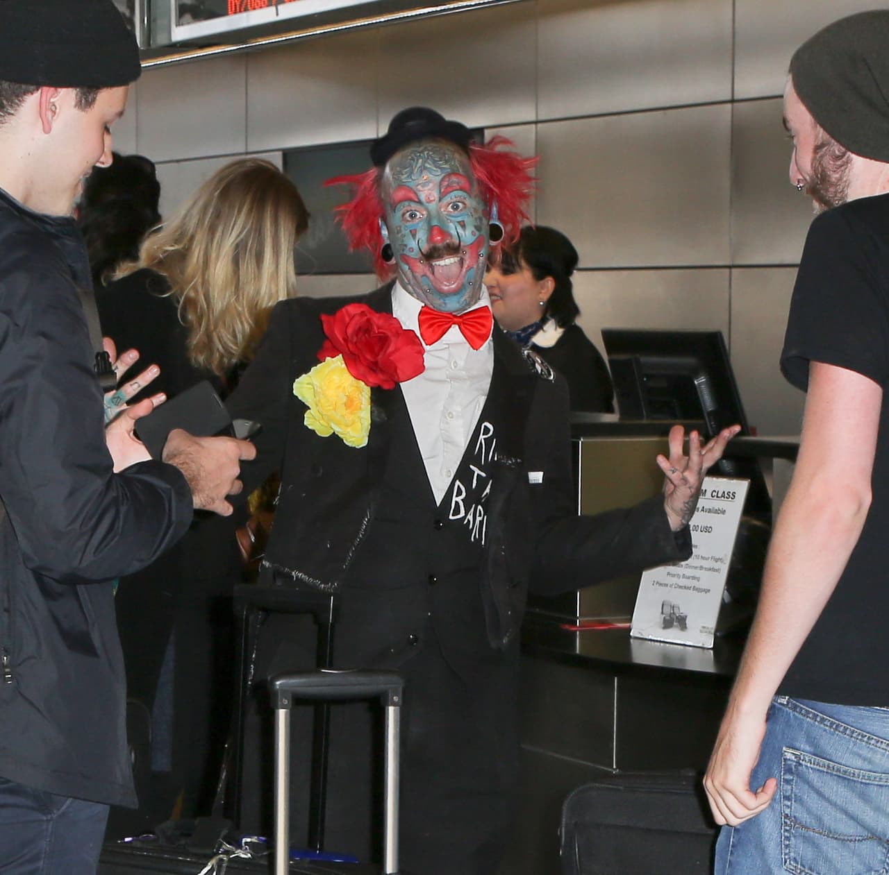 Al final de su travesura, Richie the Barber sólo atinó a sonreír y posar para las cámaras.