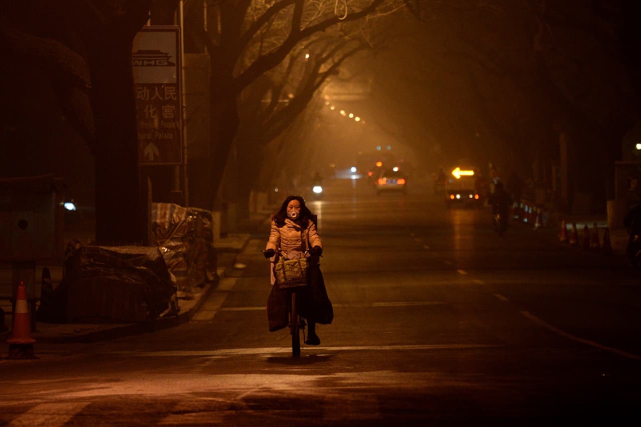 Las autoridades emiten una alerta roja cuando se estima que una fuerte nube de contaminación dure 72 horas o más. La primera vez que Pekín la decretó fue en diciembre del pasado año.