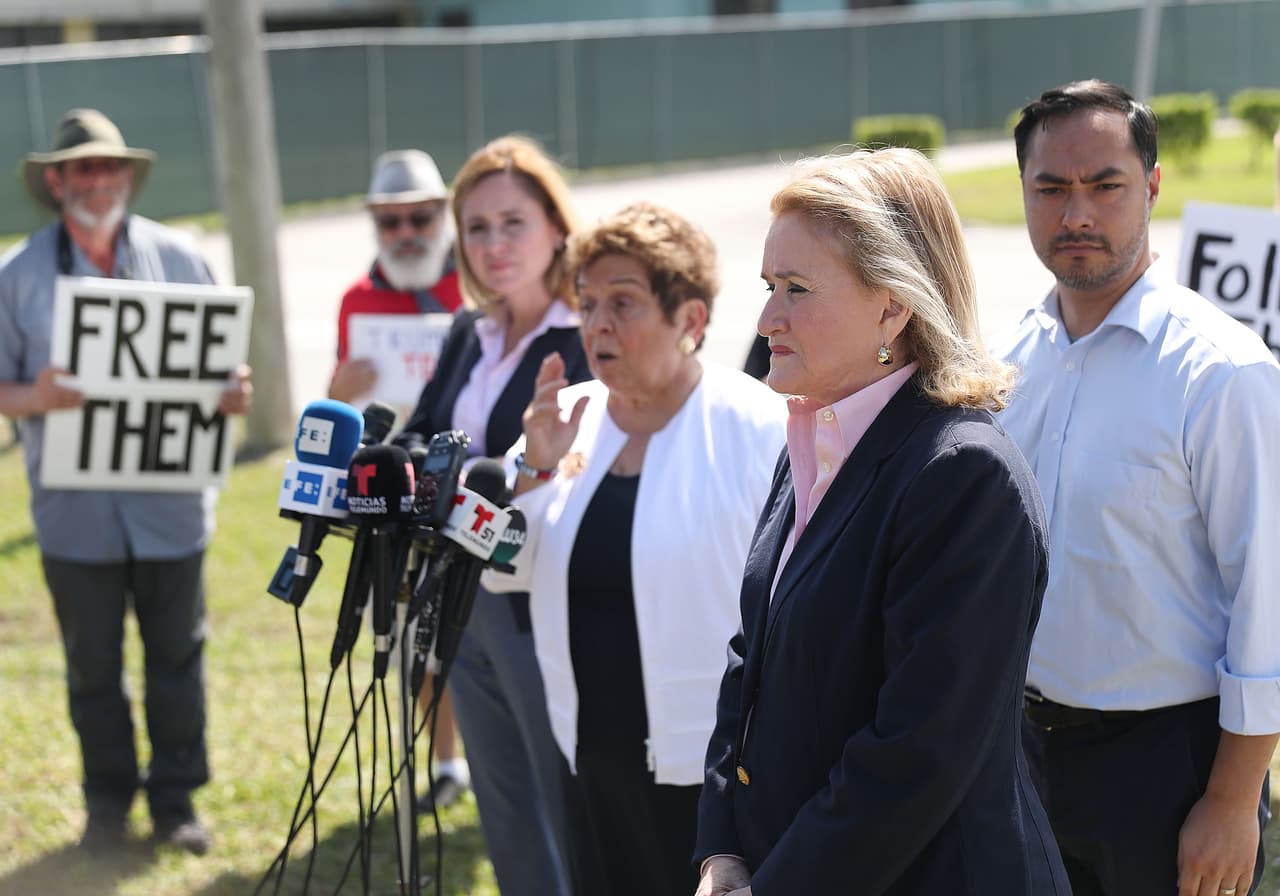 En una visita con otros congresistas, Debbie Mucarsel-Powell aseguró haber hablado con una niña que llevaba 9 meses en el albergue y que había cruzado la frontera acompañada de una tía que la separaron.