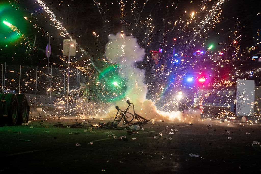 Las explosiones de los fuegos artificiales, asociadas con celebración, se transformaron en un arma de confusión durante la manifestación que cobró vida el sábado en la noche en Compton.