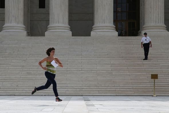 La resolución en versión electrónica sale unos minutos después y, dentro de las instancias judiciales, no se permiten las comunicaciones por móvil.