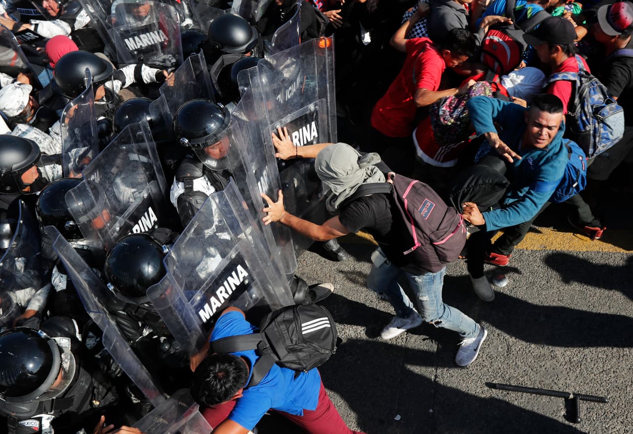 Del grupo que hizo presión y se enfrentó a las fuerzas de seguridad, aunque fue contenido, algunos intentaron pasar a territorio mexicano.