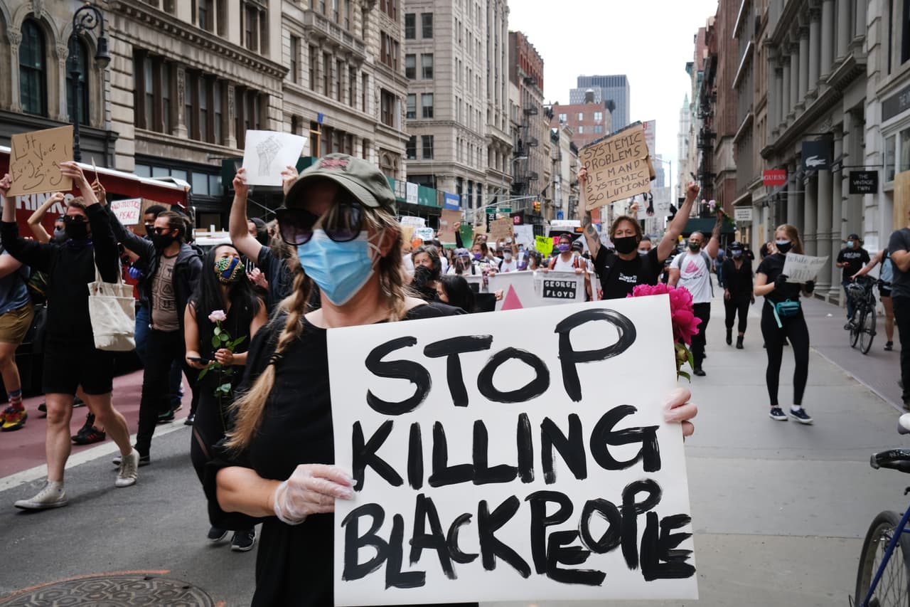 En Foley Square, cerca de la Alcaldía de Nueva York, cientos de personas salieron a mediodía con carteles y gritando consignas como “las vidas negras importan” y “sin justicia no hay paz”. Además, se registraron otras protestas pacíficas en otras zonas de Manhattan.