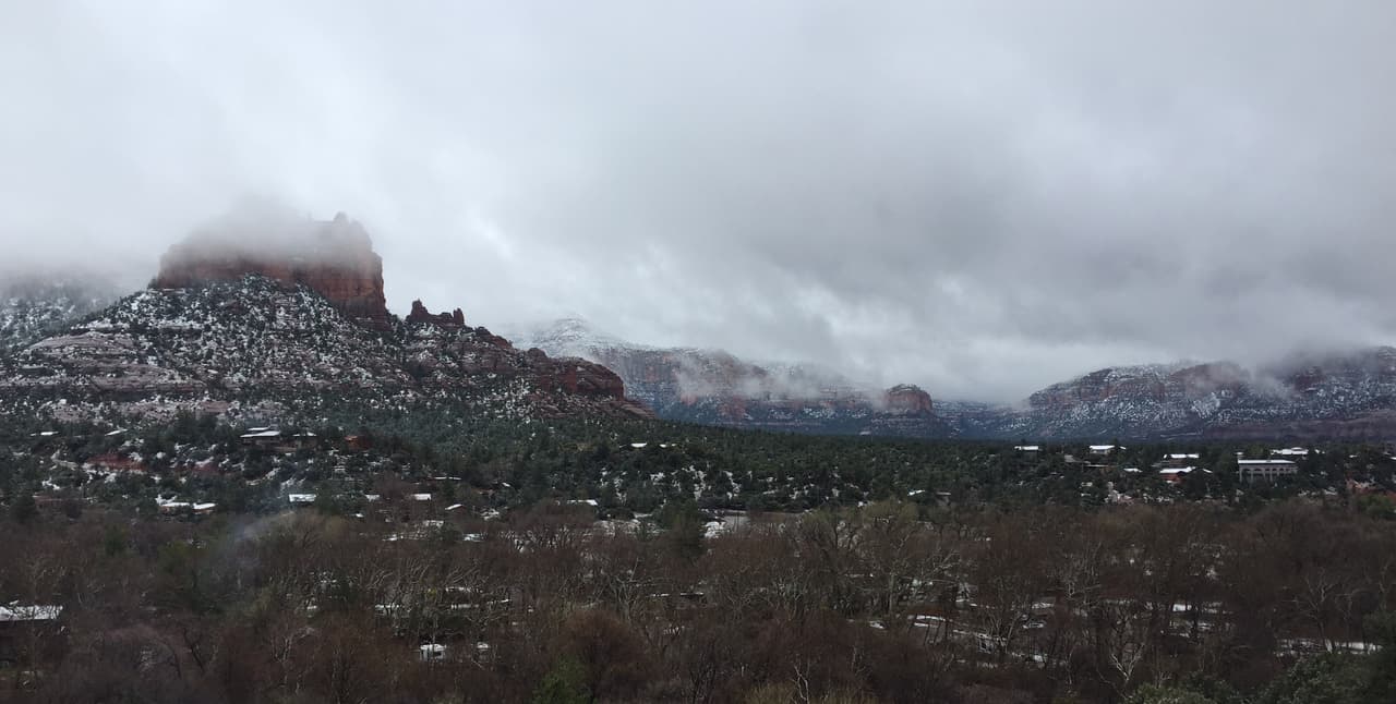Las tormentas han dejado cubiertas de nieve las hermosas formaciones rocosas de Sedona.