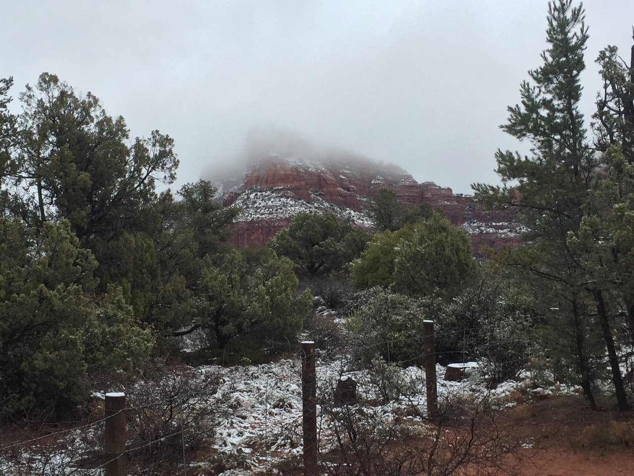 Las tormentas han dejado cubiertas de nieve las hermosas formaciones rocosas de Sedona.