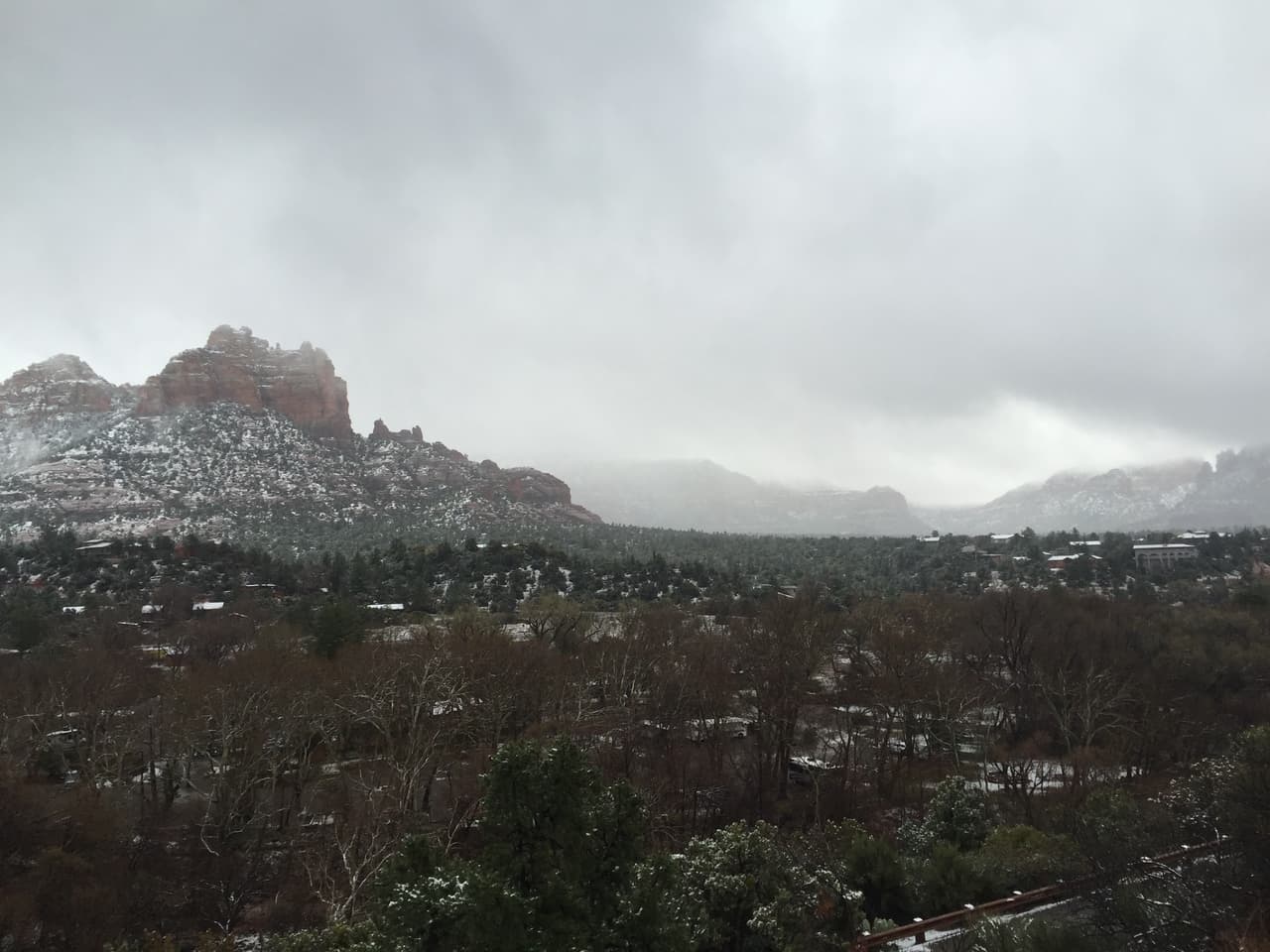 Las tormentas han dejado cubiertas de nieve las hermosas formaciones rocosas de Sedona.