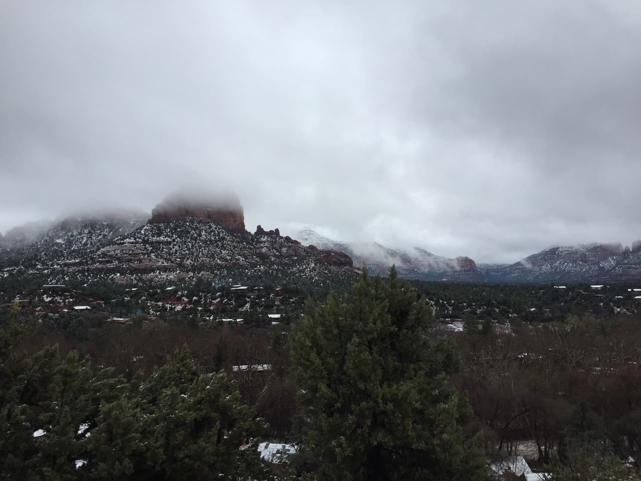 Las tormentas han dejado cubiertas de nieve las hermosas formaciones rocosas de Sedona.