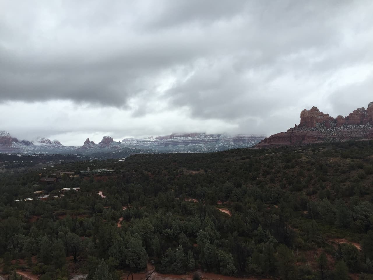 Las tormentas han dejado cubiertas de nieve las hermosas formaciones rocosas de Sedona.