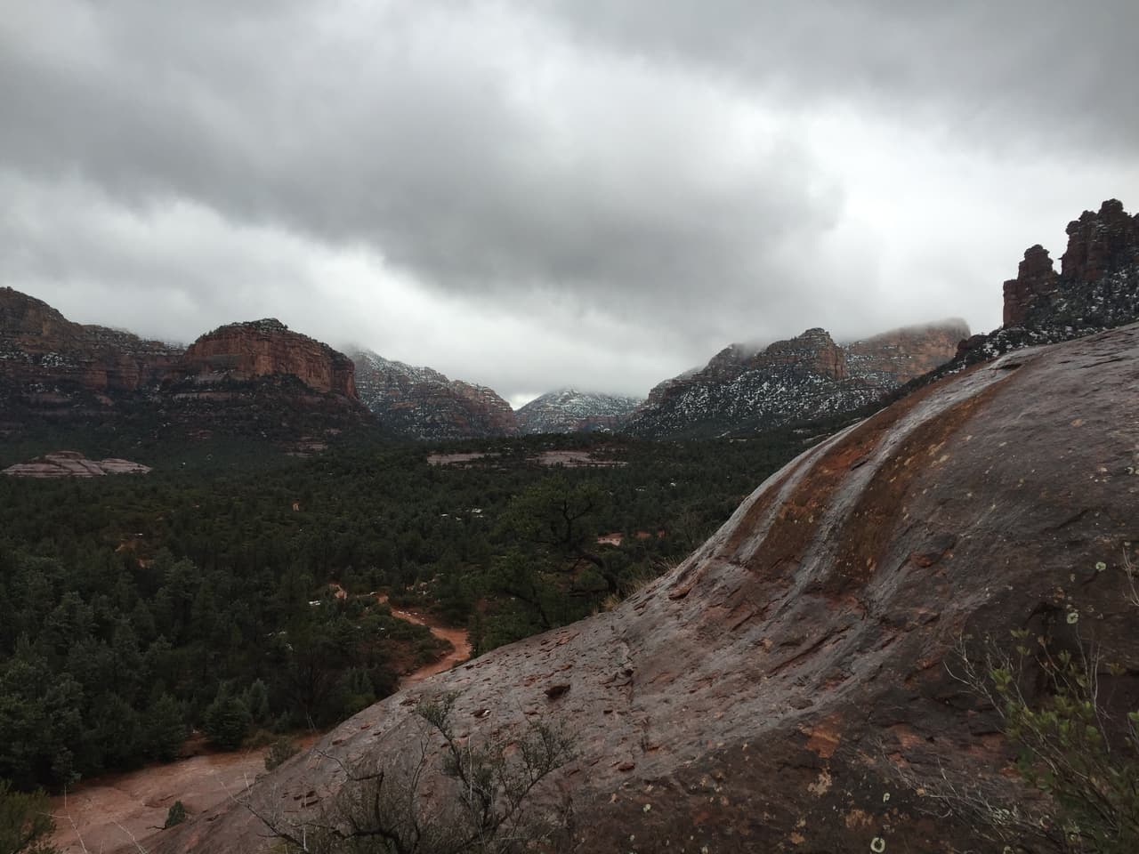 Las tormentas han dejado cubiertas de nieve las hermosas formaciones rocosas de Sedona.