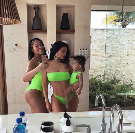 Sin embargo, la menor del clan Kardashian-Jenner y su hija Stormi no viajaron solas. La empresaria de 21 años reveló que su mejor amiga Jordyn Woods está disfrutando el viaje con ellas.