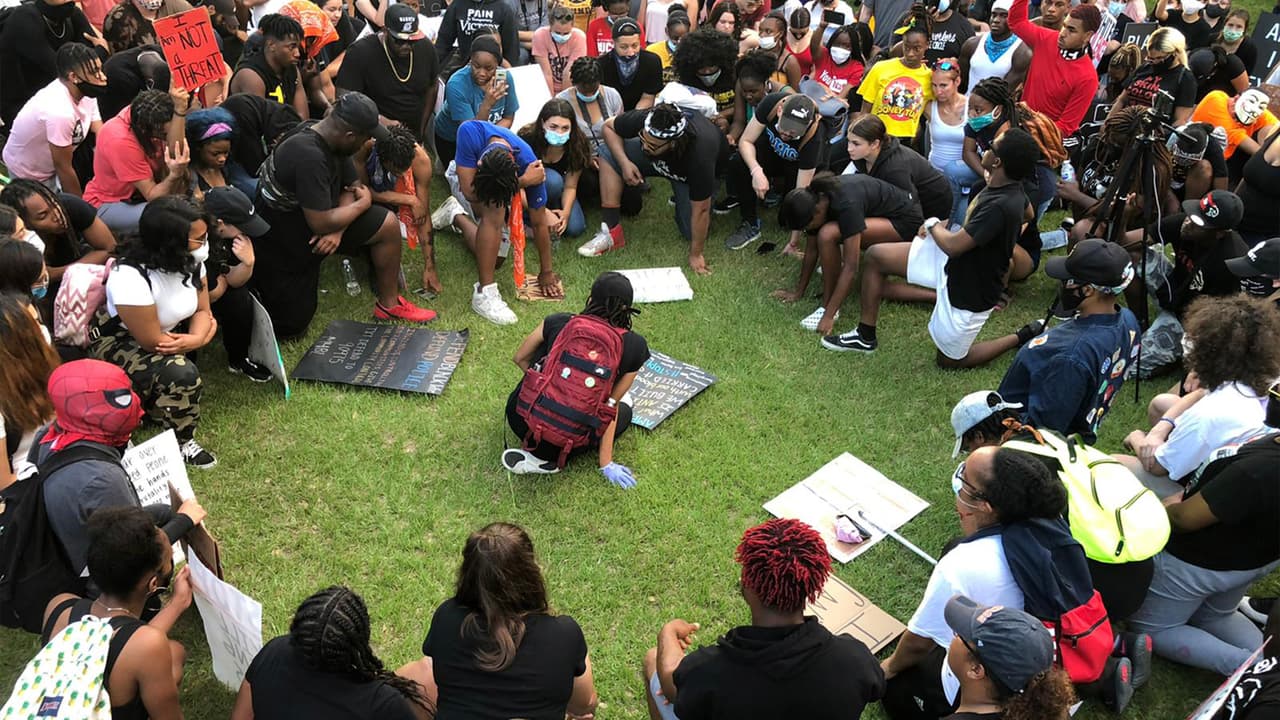 Además de esta protesta en Katy, en 
<a href="https://www.univision.com/local/houston-kxln/protestan-por-la-muerte-de-george-floyd-y-contra-la-violencia-policial-en-la-porte-y-baytown">La Porte y Baytown</a> también salieron personas a las calles para pedir justicia por Floyd.