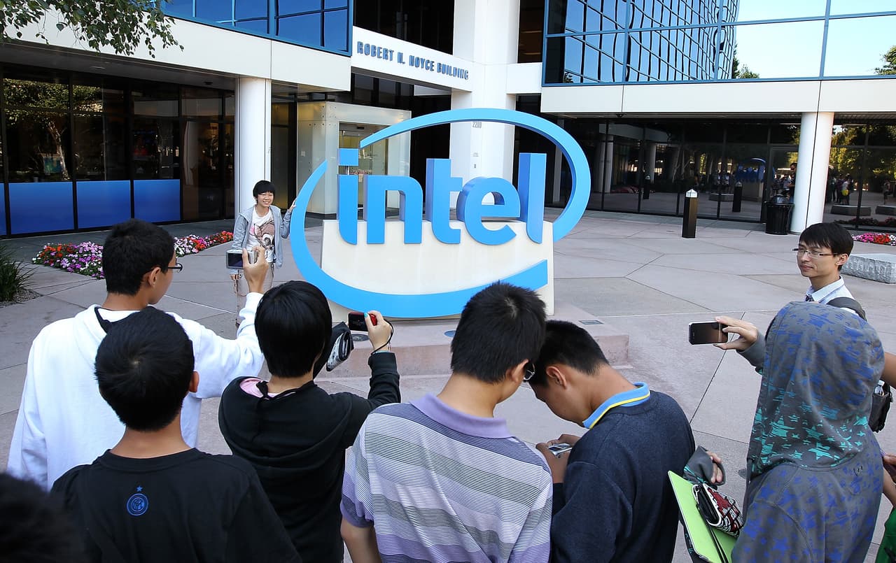 <b>Intel.</b> El
<i>'amicus brief',</i> que incluye una serie de empresas estadounidenses que emplean a trabajadores protegidos por DACA, entre ellas Intel, resalta el inmenso apoyo de la comunidad empresarial para que el Congreso brinde protecciones permanentes a los beneficiarios del programa en beneficio de los empleados y la economía en general.