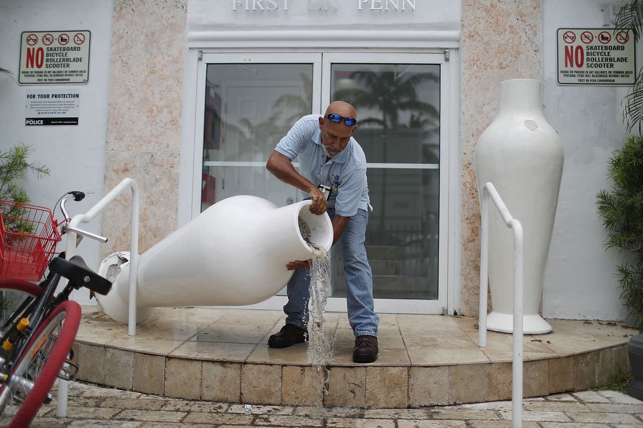 Según la Organización Mundial de la Salud, el dengue es una enfermedad viral, que puede llegar a ser muy grave. Se transmite a los humanos por la picadura del mosquito Aedes. Entre sus sintómas se encuentra la fiebre, dolores de cabeza, dolores musculares y en las articulaciones, nausea y vómito.