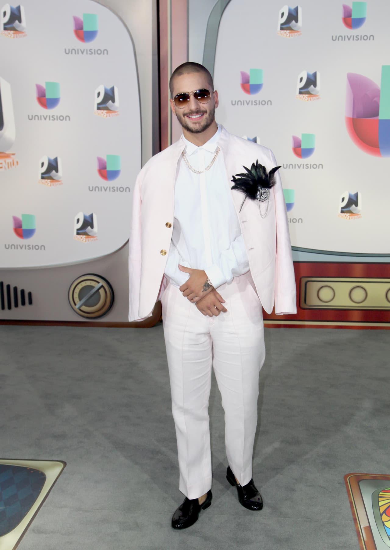 Un año después Maluma se volvió más sofisticado, comenzó a utilizar barba y lentes como parte de su look de cantante del género urbano.