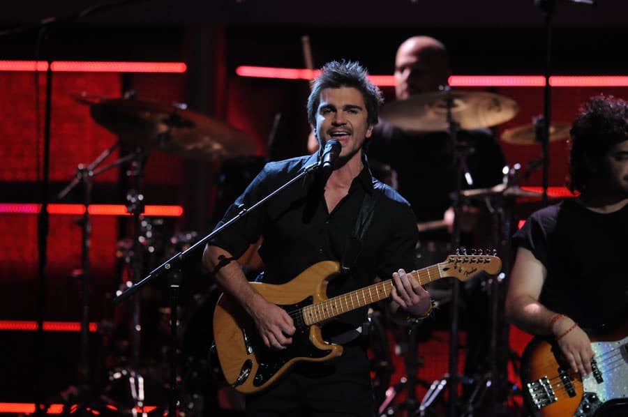 Juanes lanzó el tema 'Me enamora', que estuvo varias semanas del 2007 en número 1, y con el que abrió Premio Lo Nuestro de 2008.