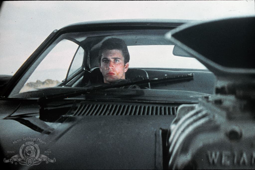 <b>La franquicia Mad Max (1979 – actualidad):</b> En los impactantemente violentos filmes de la serie Mad Max las intensas historias rivalizan con la acción sobre ruedas, poniendo de relieve lo bueno que es el cine australiano. La última entrega, ‘
<b>Mad Max: Fury Road (2015)</b>’ recibió 10 nominaciones al Oscar, incluyendo mejor película de las cuales logró el triunfo en seis. Se rumora que hay al menos 3 futuras películas en proceso de pre-producción.
