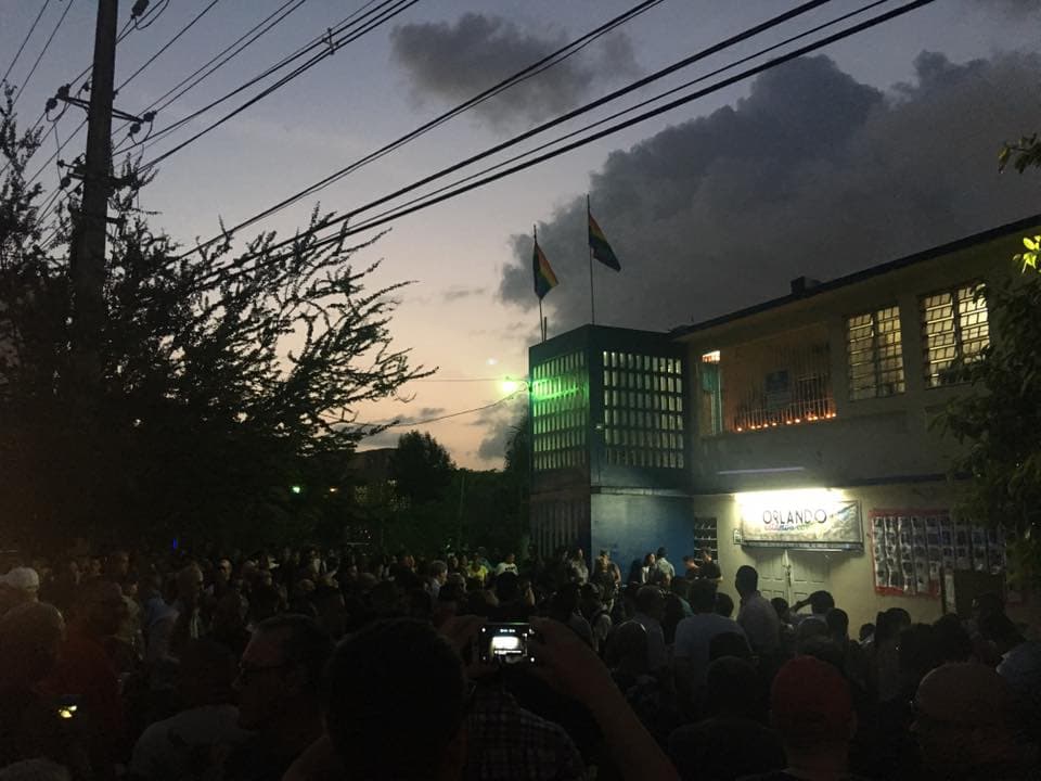 La madrugada del domingo, el país quedó consternado tras reportarse la peor matanza a tiros en la historia de los Estados Unidos. Un hombre, identificado como Omar Mateen, llegó a la discoteca gay Pulse en Orlando, Florida y abrió a tiros contra los allí presentes. Resultaron 49 víctimas mortales de las cuales 23 son puertorriqueños.