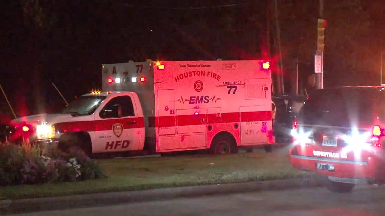 Las autoridades recibieron el reporte de un accidente en la intersección de Clay y Brittmoore.