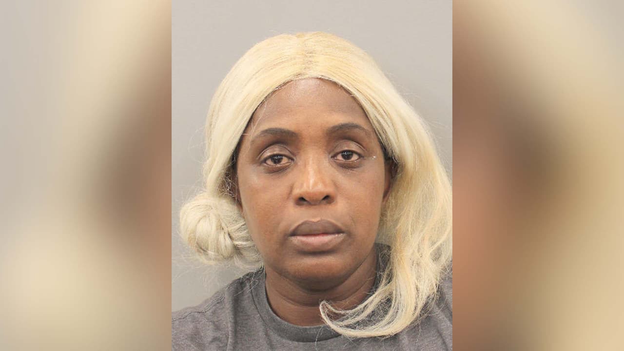 Acusan a una madre de Houston por abandonar a sus tres niños: los encontraron intentando cruzar una vía