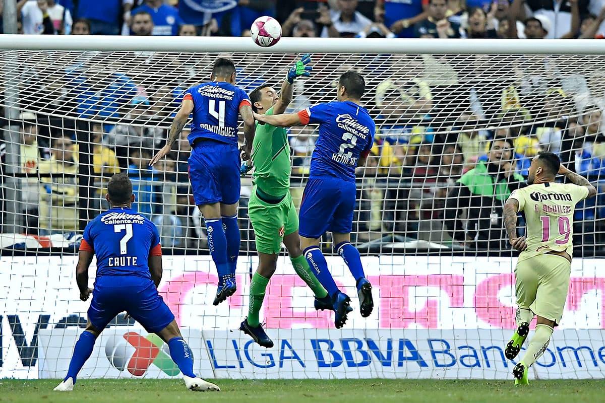 El arquero del América Agustín Marchesín (centro) en una de sus buenas intervenciones durante el partido en el juego aéreo ante el ataque de Cruz Azul.