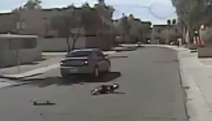 Video muestra carro atropellando a niño de 8 a años