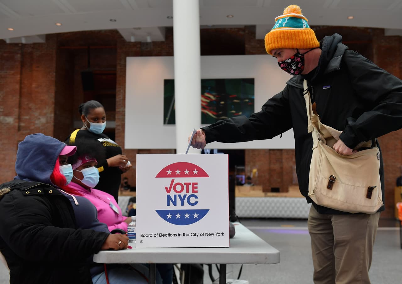 Un votante deja su boleta de votación anticipada para las elecciones presidenciales de 2020 en el Museo de Brooklyn.