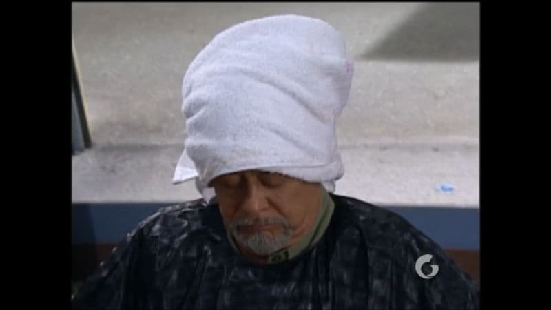 Pero el peluquero no sólo se lo cortó, sino que le hizo un pequeño cambio de look.