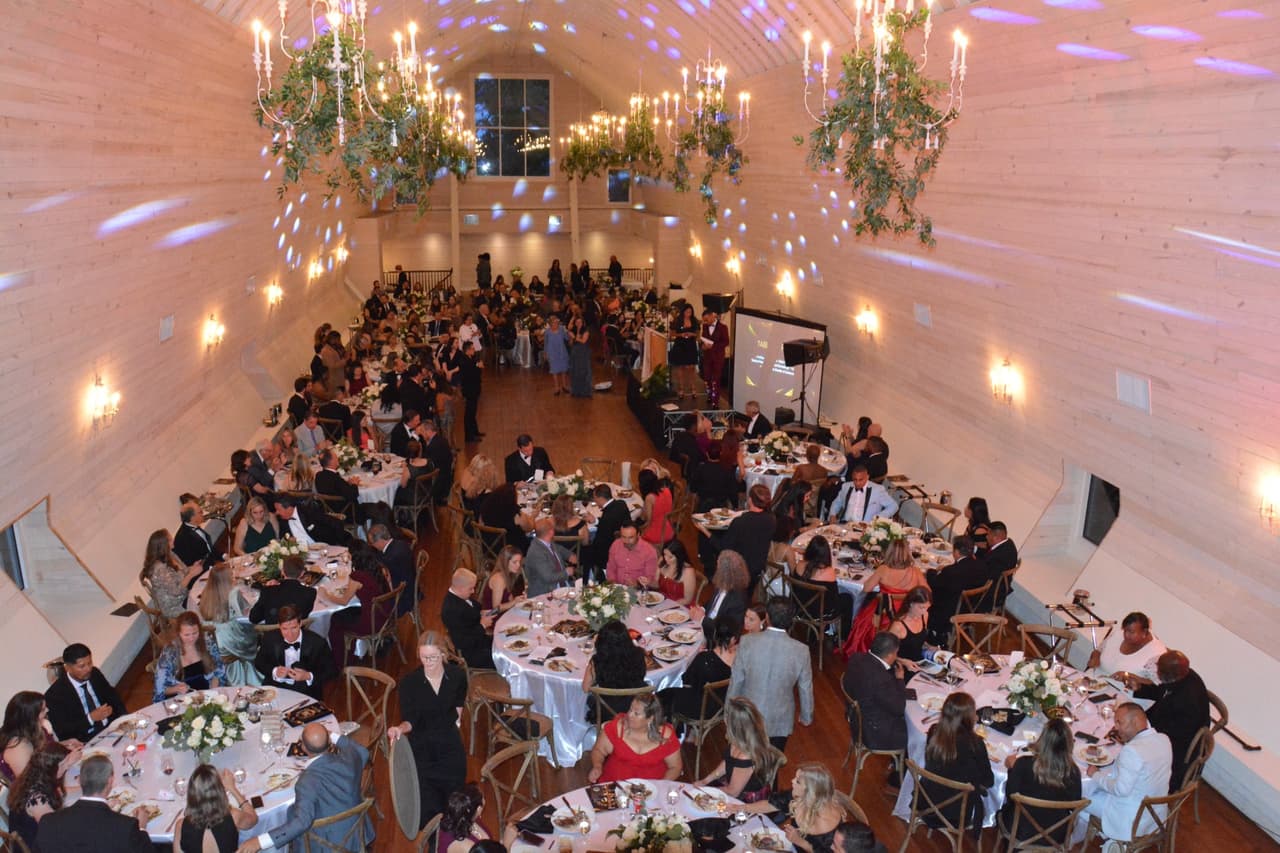 Los asistentes disfrutarán de una cena, una subasta silenciosa y la entrega de varios prestigiosos premios, entre los que destacan el Premio Gilbertson-Clark al Visionario, el Premio del Presidente, el Premio del Presidente al Defensor del Año y el Premio al Voluntario del Año.