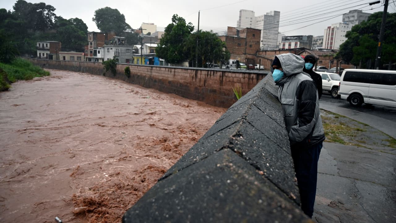 El paso del huracán por este país centroamericano ha dejado estragos por doquier y la agresividad de los ríos desbordados amenaza con causar más daños en cuanto a infraestructura. Por esa razón, los damnificados piden que las autoridades locales les brinden comida, medicamentos y un refugio en medio de la difícil situación que están atravesando. 
<b><a href="https://www.univision.com/noticias/america-latina/iota-avanza-dejando-al-menos-6-muertos-en-nicaragua-y-causando-grandes-inundaciones-en-pueblos-y-aldeas-de-honduras" target="_blank">Más información aquí</a></b>.