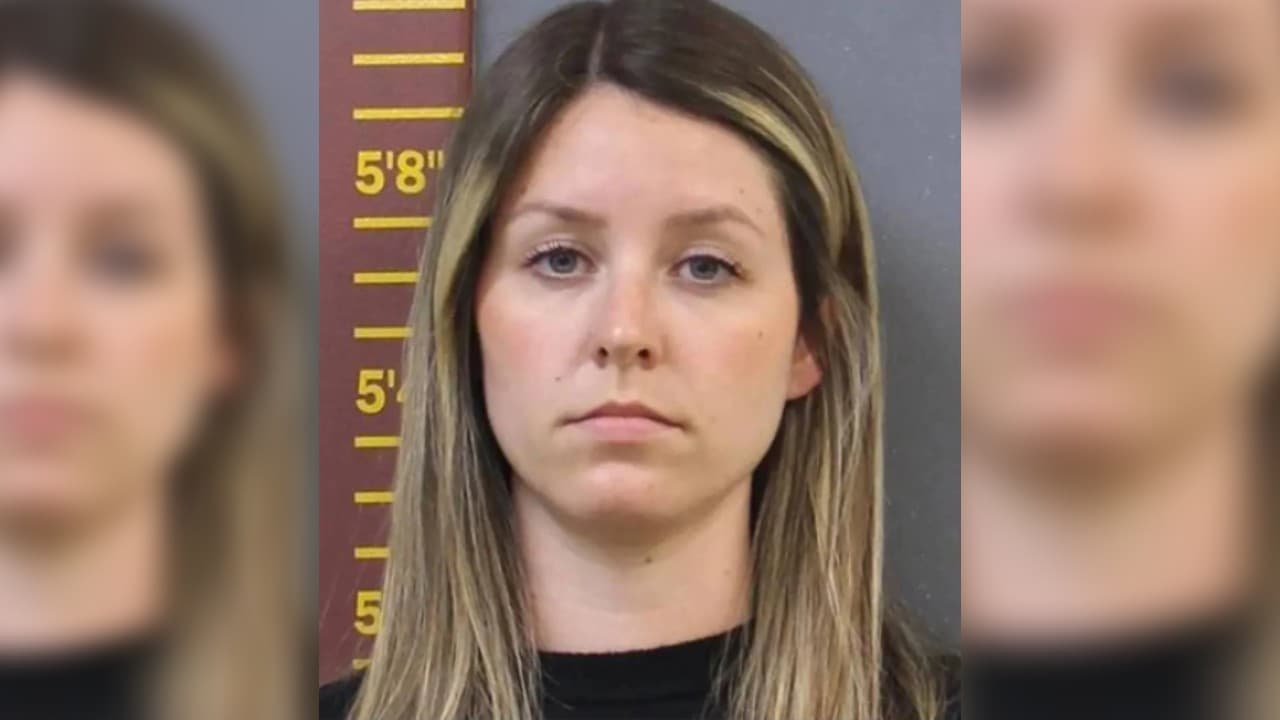 Libre bajo fianza maestra que tuvo relaciones sexuales con alumna menor de edad