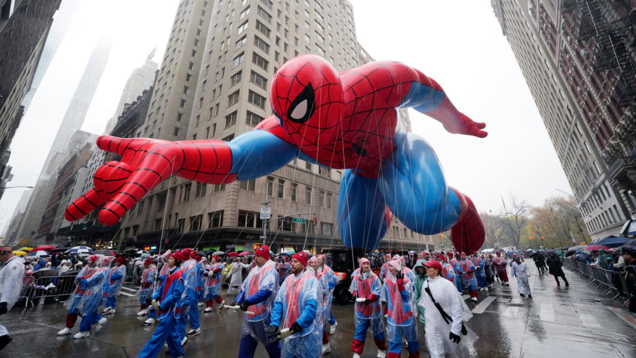 Dos semanas después de 
<b>la tradicional Parada de Macy's</b>, 
<b><a href="https://www.univision.com/local/nueva-york-wxtv/santacon-2023-prohiben-ingresar-alcohol-a-trenes-de-ny-durante-fin-de-semana-video" target="_blank">SantaCon es uno de los eventos</a></b> más esperados por muchos en la ciudad para exaltar la alegría de la temporada navideña.