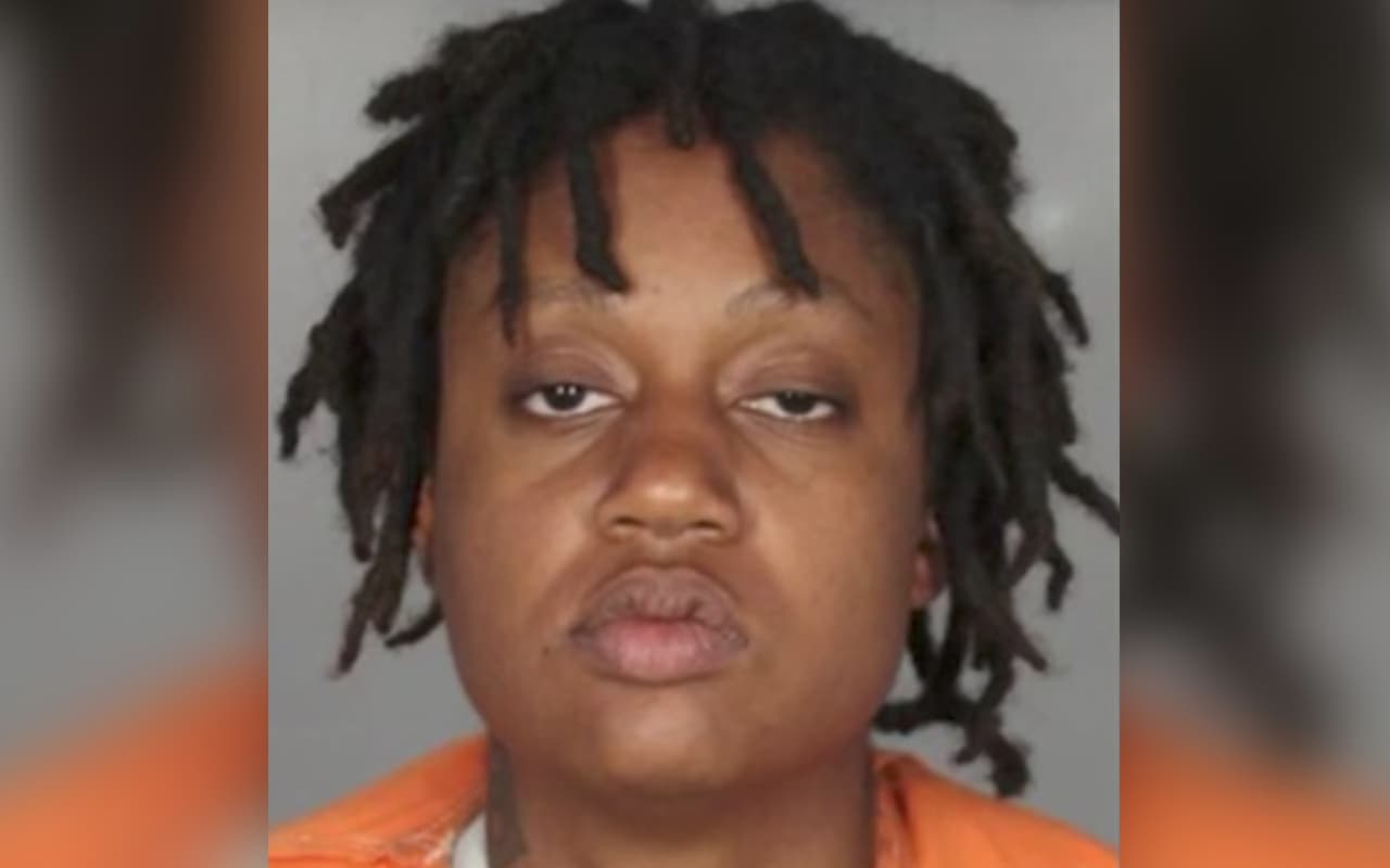 Una hispana fue apuñalada dentro de un autobús comercial en Texas por 'no entender inglés'