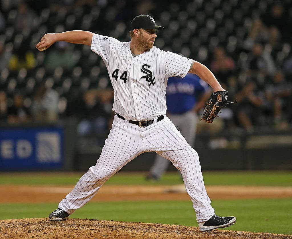 Adam Dunn nació en Houston, Texas, el 9 de noviembre de 1979, es un exbeisbolista estadounidense que jugó para equipos Arizona Diamondbacks, Washingon Nationals, esntre otros. Ocupó el tercer lugar en la lista de ponches de todos los tiempos al momento de su retiro, con 2,379, y cuarto para la mayoría de los sombreros de oro con 19, empatado con Bo Jackson. También tiene el récord de la Liga Americana para la mayor cantidad de ponches en una temporada con 222, récord que estableció en 2012.