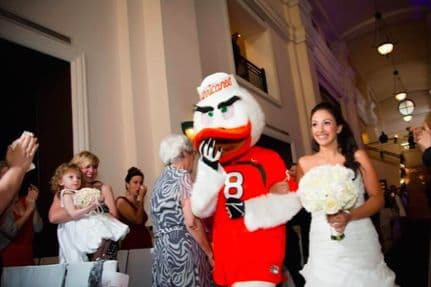 El momento en que una novia es entregada por la mascota de los Hurricanes de UM a su futuro esposo el día de su boda se volvió viral en la red.