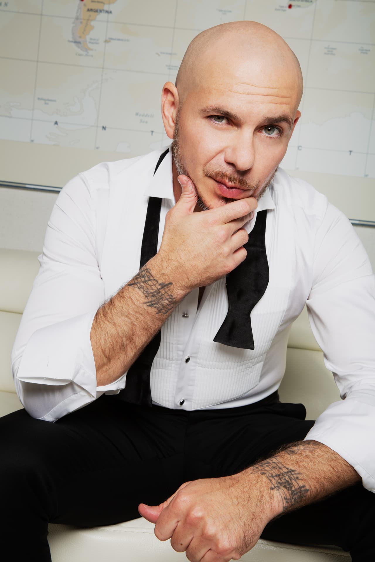 Pitbull se une a la celebración y prepara un performance en el que compartirá el escenario con una banda integrada por trabajadores de la primera línea de respuesta en emergencias.