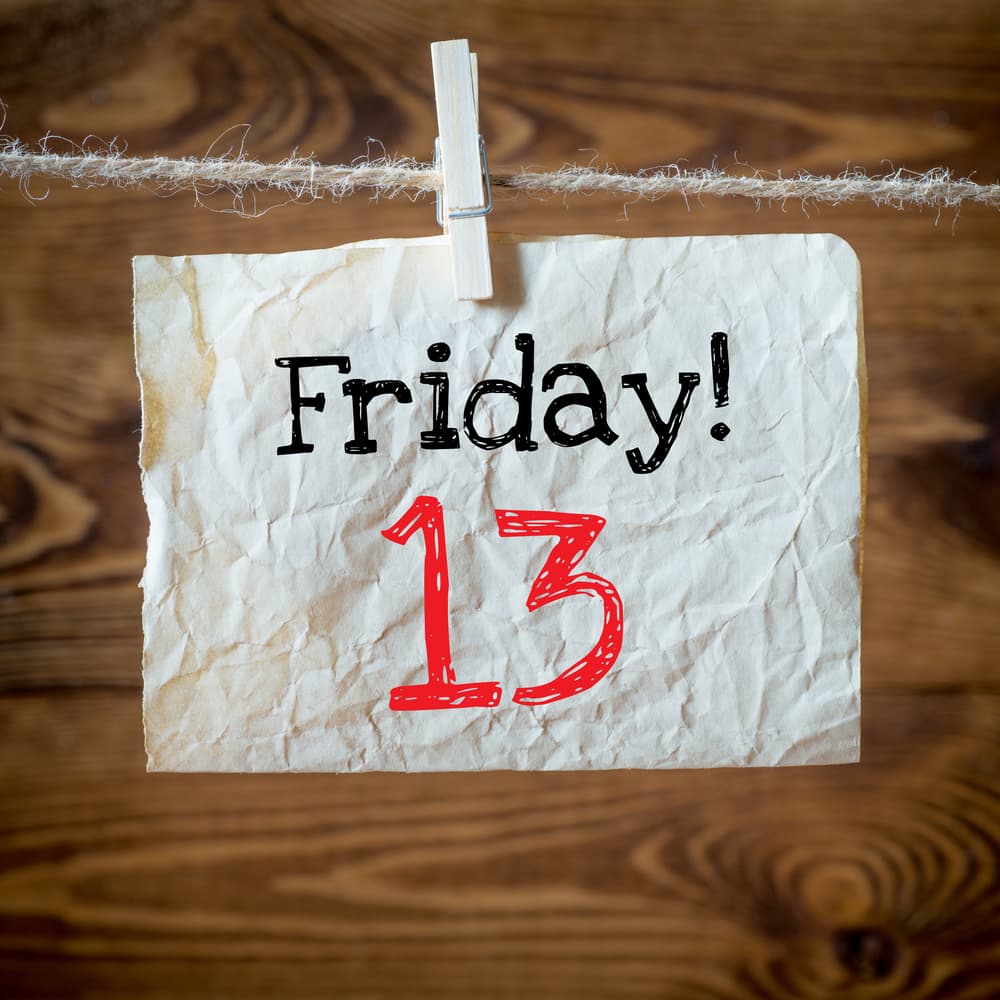 <b><u>Las supersticiones del viernes 13</u></b>
<br>A diferencia de los países de origen latino en que el martes 13 es considerado el día aciago, dentro del mundo anglosajón esta superstición se expresa los viernes y está mucho más generalizada de lo que pensamos.