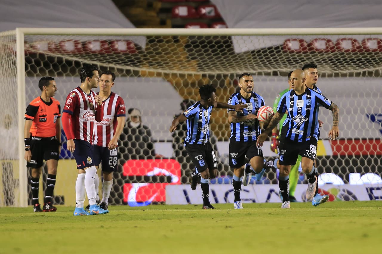 Chivas sigue sin ganar en el Apertura 2022 pese a los goles de Pérez-Bouquet y Alexis Vega, suma 4 empates y dejó ir una gran oportunidad para salir del irregular bache, mientras que los Gallos Blancos tampoco lograron salir del fondo de la tabla general.